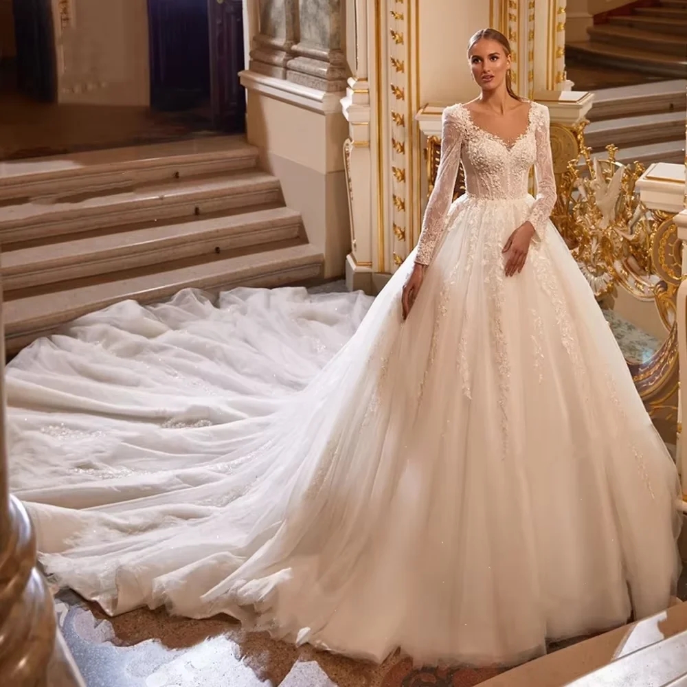 2025 Elegant Princess Wedding Dress Sweetheart Pleated Lace Appliques Long Sleeves Illusion Buttons Back Satin A Line Bride Bridal Formal Grown Vestid