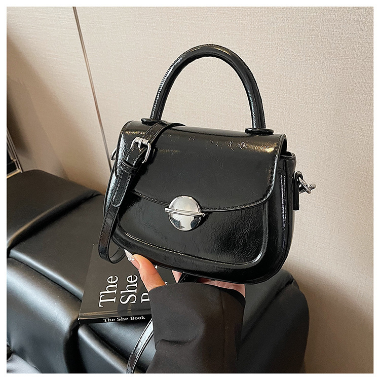 2025 bag Autumn New Shoulder Bag Niche Women s Handheld Saddle Bag Fashionable Shoulder Bag Underarm Women s Crossbody Bag Autumn New women s Designer