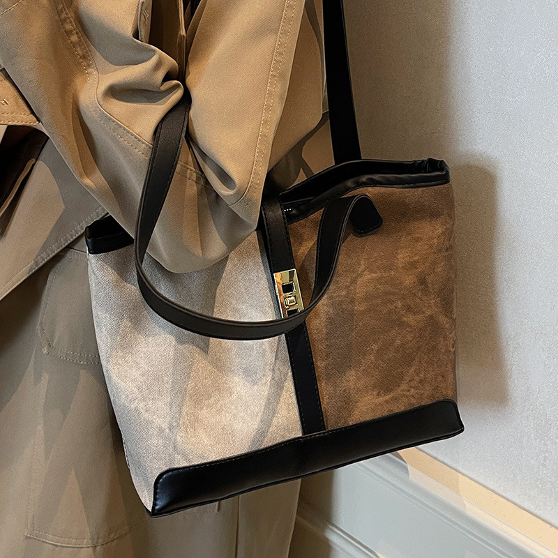 designer bag Large Capacity Bag for Women 2025 Autumn Winter New Vintage Fashion Single Shoulder Commuter Bag Luxury bag American Style Versatile Bag 