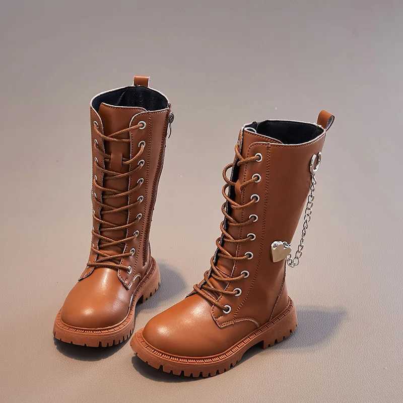 2023 New Korean Style Winter Girls Boots Sle Britain Sle Children Fashion Versatile Soft Princess Shoes High Boots Chains Love PU XJ250812