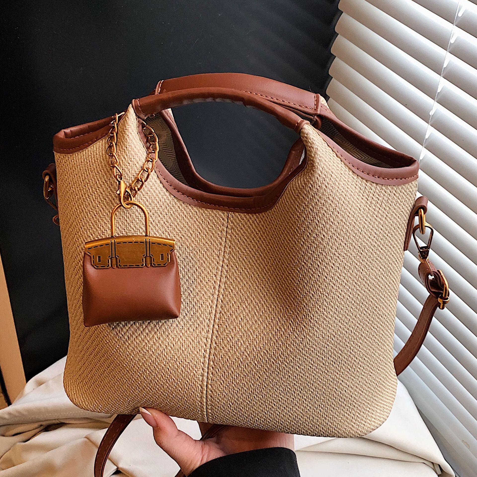 designer bag Vintage Niche Handbag for Women Luxury bag 2025 Spring New Trendy High-end Commuter Large Capacity Shoulder Crossbody Bag
