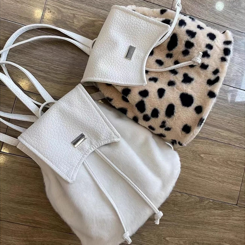 Korean Plush Large Capacity Autumn Winter New Design College Style Versatile Handheld Backpack for Women