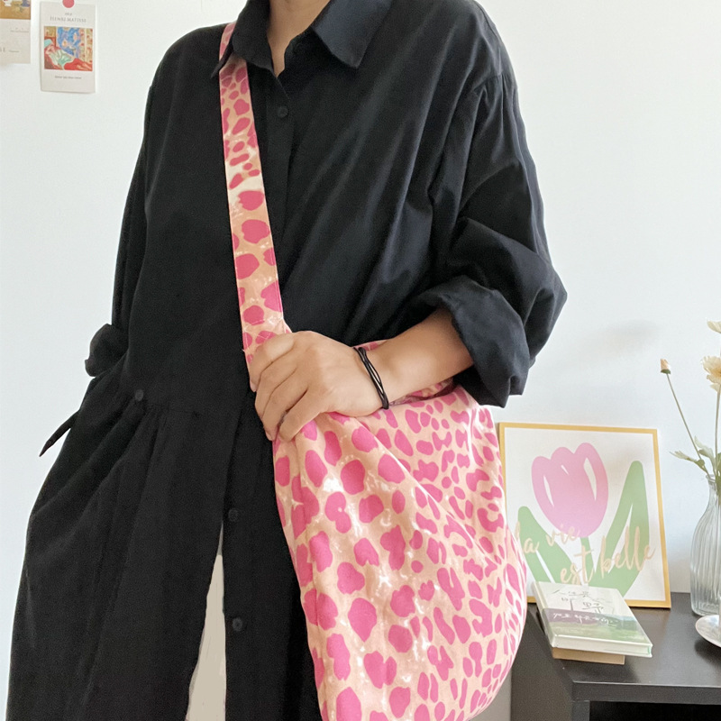 2025 New Free Shipping Women's Designer INS Style Leopard Print Canvas Bag Celebrity Style Corduroy Print Large Capacity Shoulder Bag Crossbody B