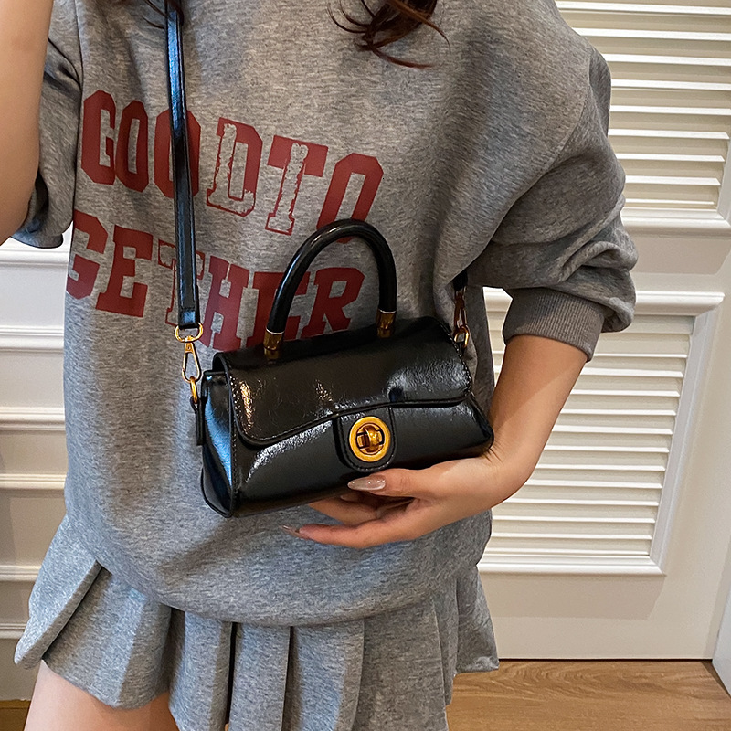 New autumn shoulder bag for 2025, retro niche design, fashionable women's crossbody bag, designer bag, handheld small square bag, commuting shoul