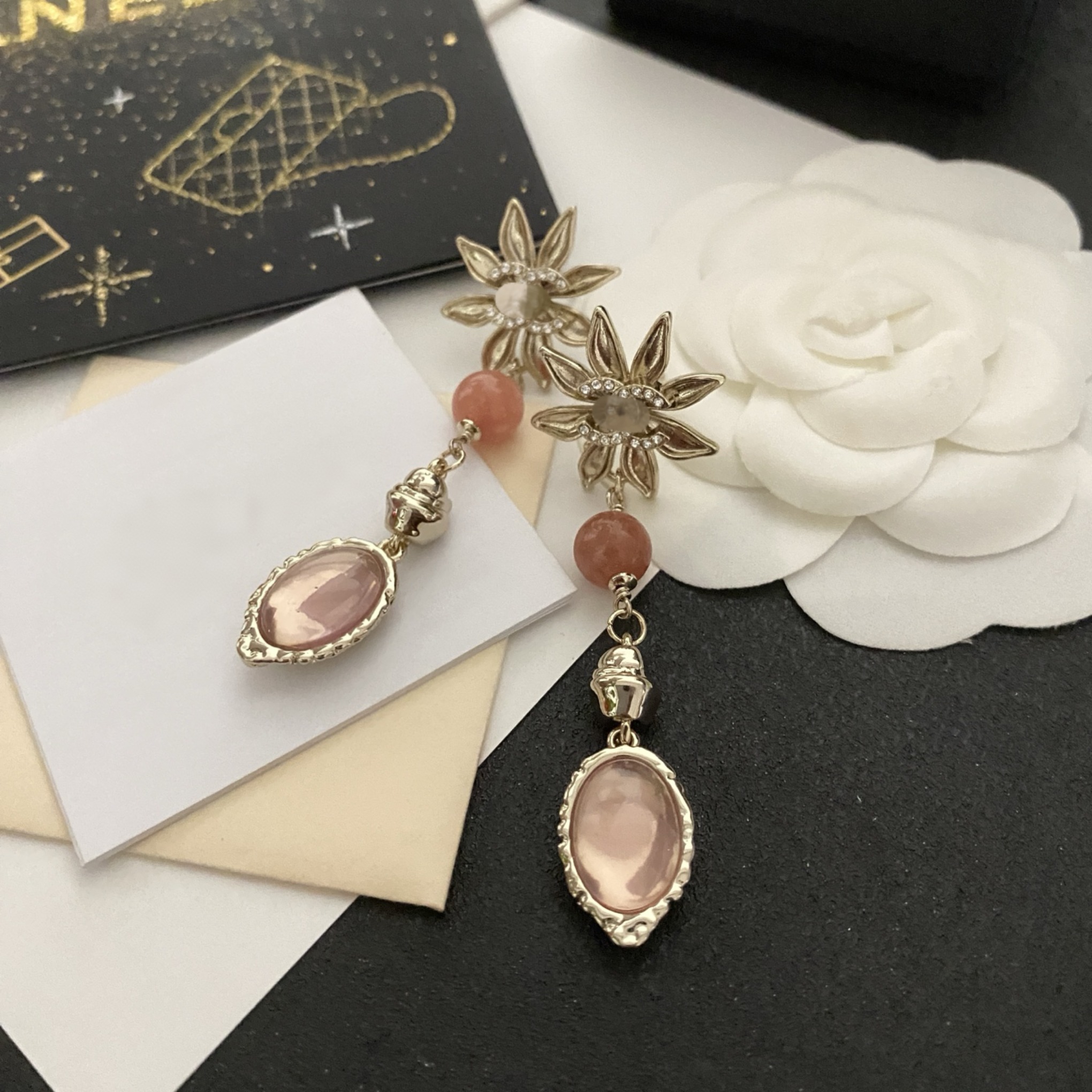 Shaped Pink Crystal Pendant Earrings, Retro, Exquisite and Light Luxury Earrings Ever fade