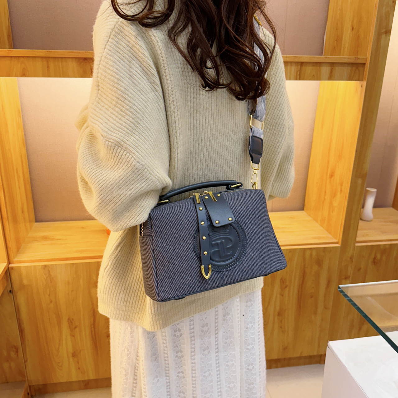 Free Shipping Fashion Boston Pillow 2025 New Women's Designer Handbag Multifunctional High-end Shoulder Crossbody Bag Commuting Bag Wallet