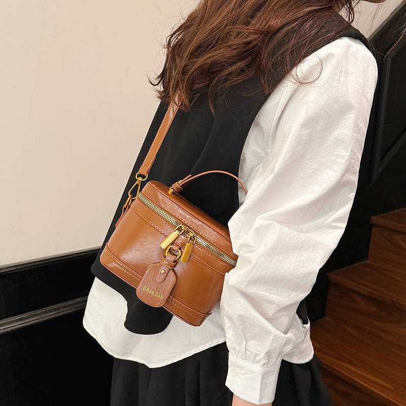 High-end Handheld Box-shaped Small Square Handbag for Women - New Fashionable and Trendy Commuter Shoulder Bag 8883