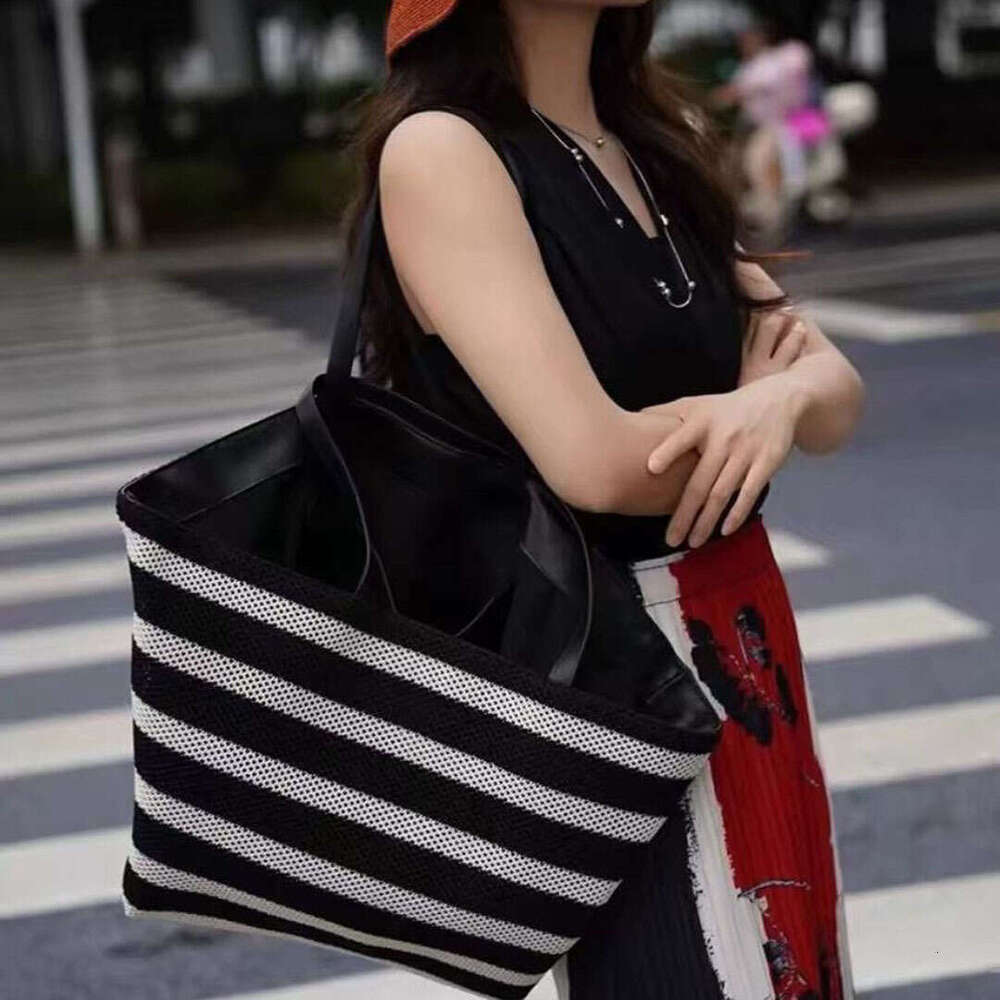 New Large Capacity Single Shoulder Black And White Striped Woven Tote Bag For Beach Vacation Women B5