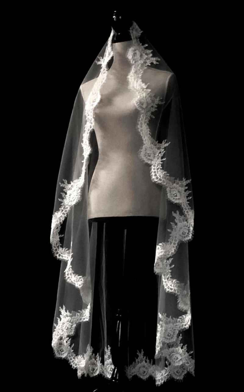 Gorgeous Long Wedding Veils With Lace Applique Edge One Layer High Quality Veils With Comb Tulle Bridal Customized