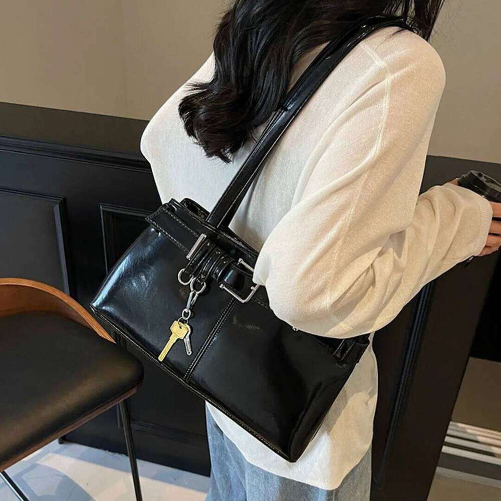 Retro Belt Buckle Motorcycle Armpit Shoulder New Large Capacity Fashionable Temperament Women S Commuting Tote Bag Tren
