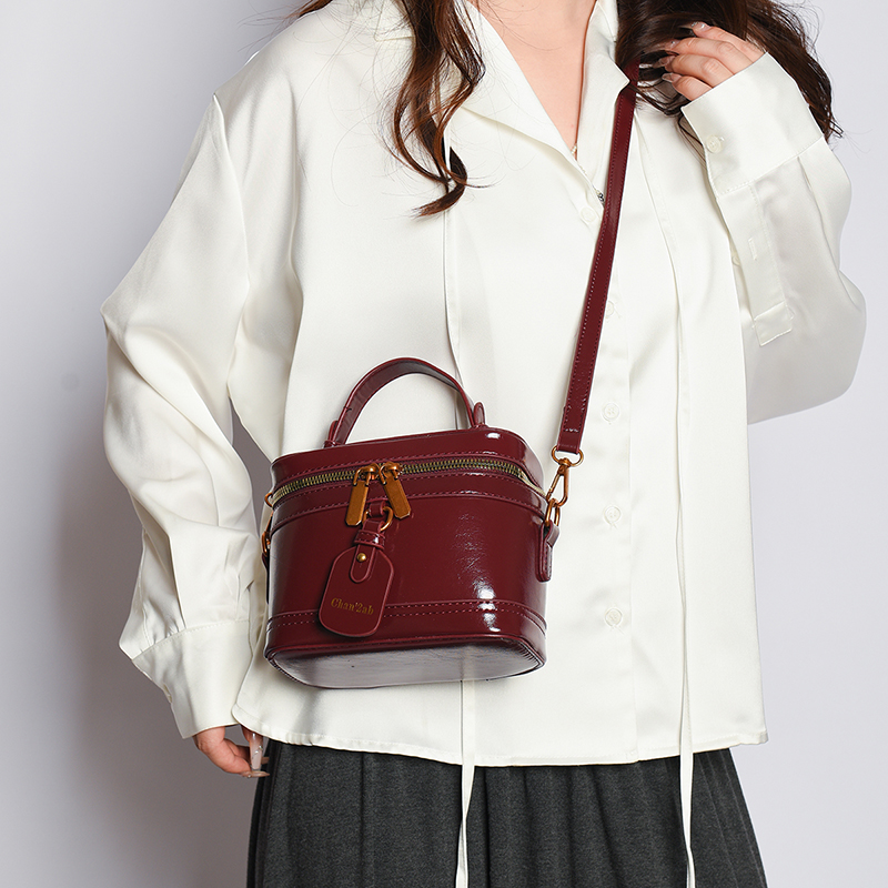 High-end Handheld Box-shaped Small Square Handbag for Women - New Fashionable and Trendy Commuter Shoulder Bag 8883