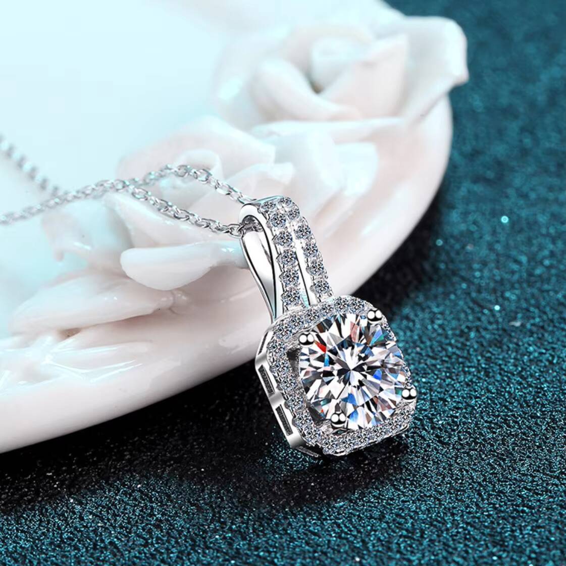 Hot Selling Fashion Accessories Necklace Jewelry Moissanite Pendant Necklace Women for Wedding