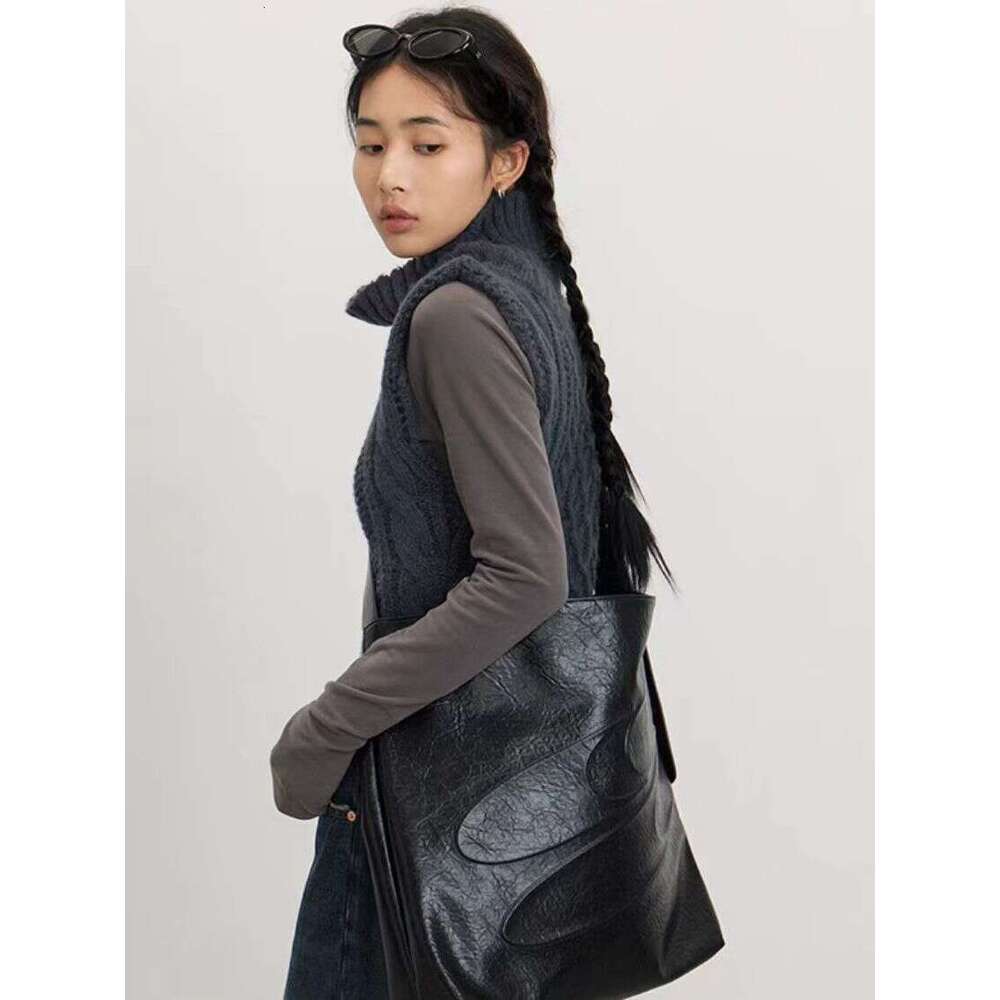 toteBag Shoulder bag ROSE NOIRE American Style Women PU Black Oil Wax Large Capacity Single Crossbody Leather Simple Adjustable Tote Commuter Bag