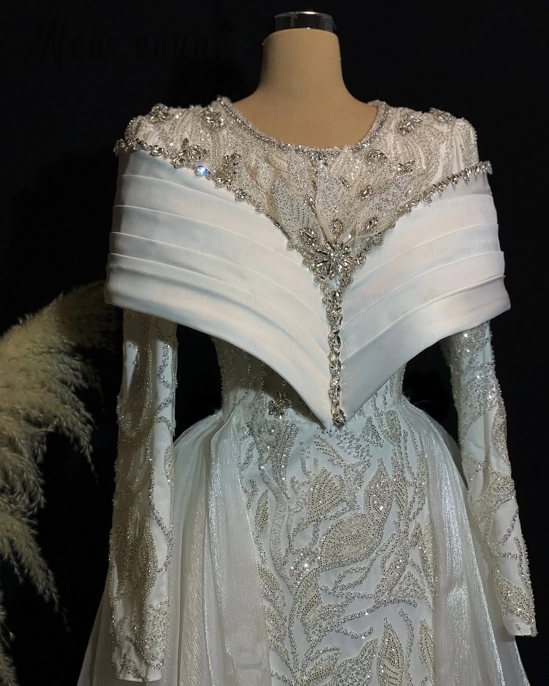 Classic A Line Women Wedding Dress Jewel Neck Long Sleeves Bridal Gowns Crystal Sequins Detachable Train Dress Customized vestidos de novia