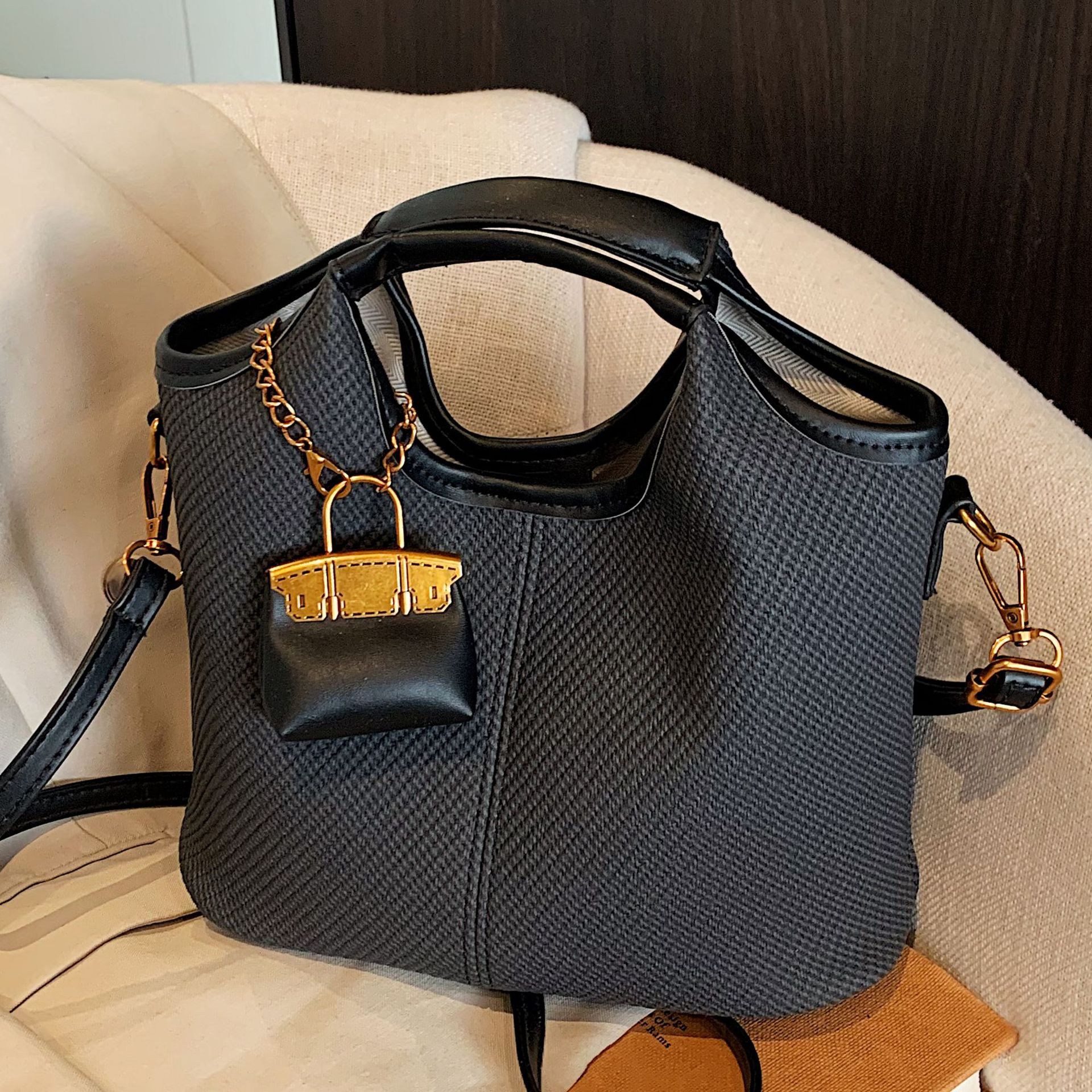 designer bag Vintage Niche Handbag for Women Luxury bag 2025 Spring New Trendy High-end Commuter Large Capacity Shoulder Crossbody Bag