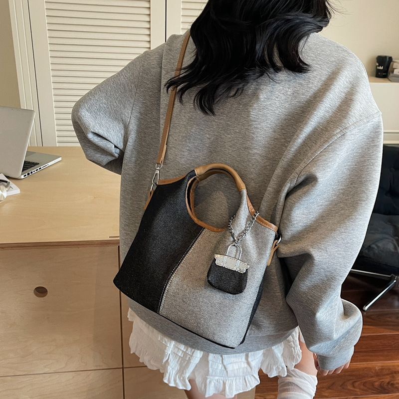 Design Denim for Women New Versatile Shoulder Crossbody Fashion Commuter Bucket Bag