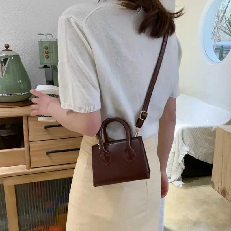 Woman Small Square Bag New Popular Mini Handbags Literary Crowds Shoulder Messenger Female Bag Bags for Women Purse Z250812