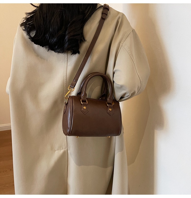 bag 2025 Autumn New Women s Shoulder Bag women s Niche New Retro Shoulder Bag Autumn New Designer Bag Versatile Commuting Bag Women s Crossbody Bag