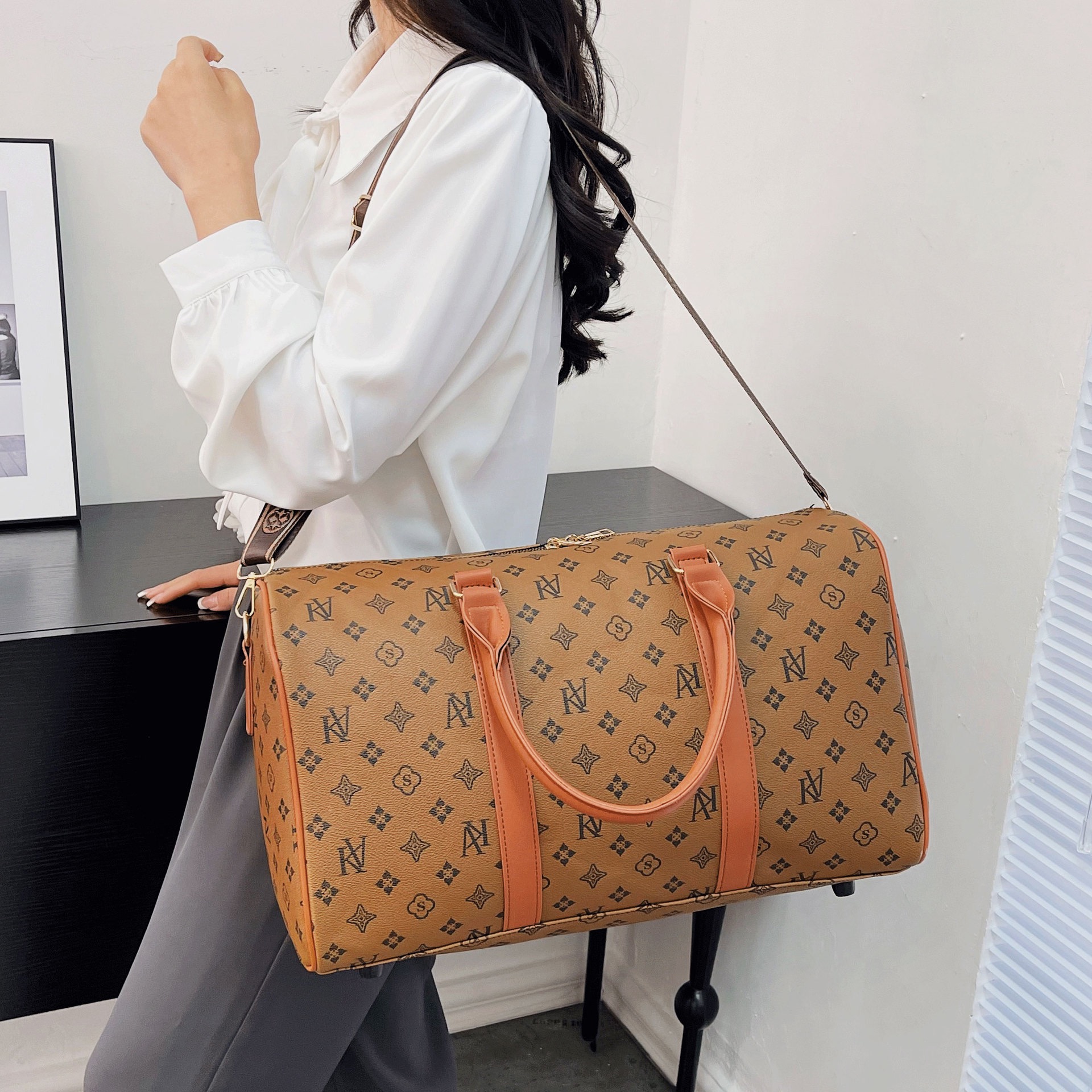 Designer bag Duffle bag Travel bag Leather Designer Unisex Luggage bag Large capacity Sports outdoor handbag Shoulder bag Travel Crossbody Bag Business trip bag 10A