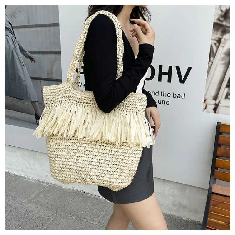 Chic Straw Shoulder Bags Fashion Tassel Weave Totes for Women Shoulder Bag Large Capacity Handbags Hand-woven Holiday Beach Bag Z250812