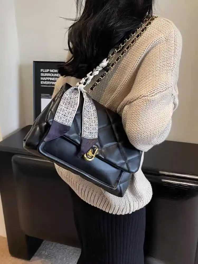 igh Elegant Red Plaid Chains Shoulder Bag High Quality Fashion s New Crossbody Bag Large Capacity Commuter Bag Z250812