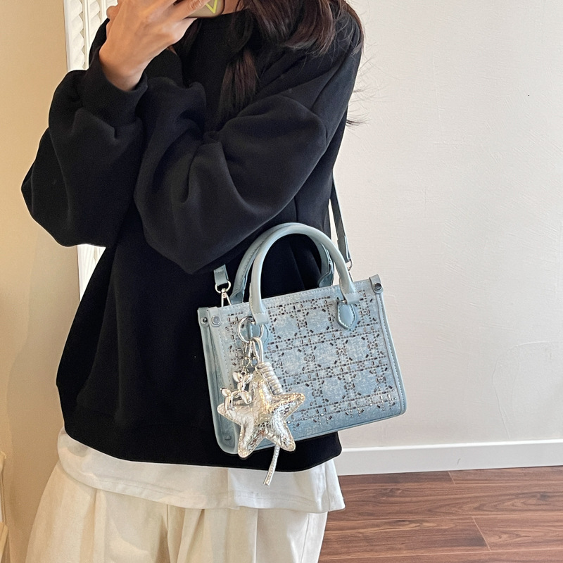 Women's New Fashion Versatile High-End Feel Handheld Shoulder Crossbody Large Capacity Commuter Tote Bag