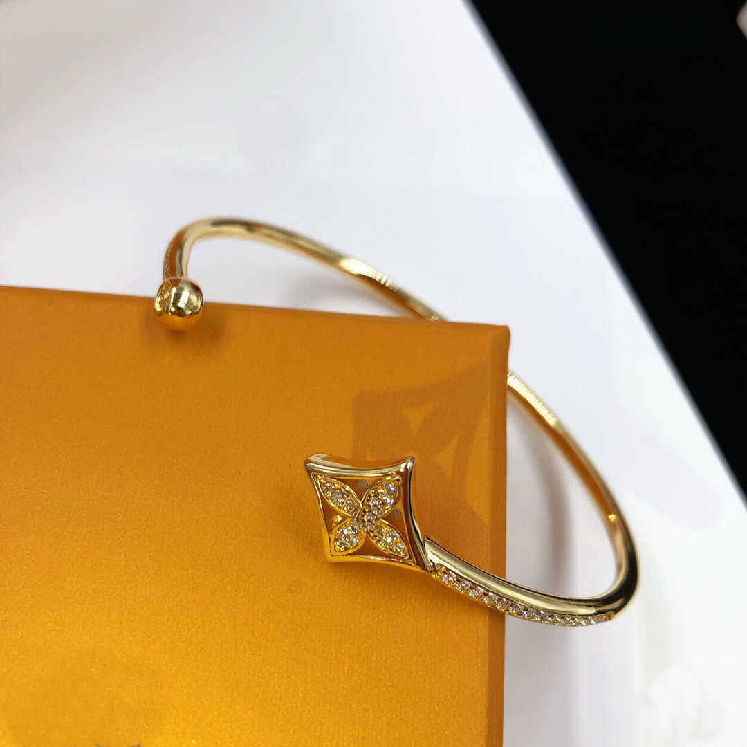 Europe America Bracelets Fashion Style Men Lady Women Titanium steel Engraved V Flower Micro Inlays Crystal Bangle Bracelet Couple Gifts Designer Jewelry OWHK