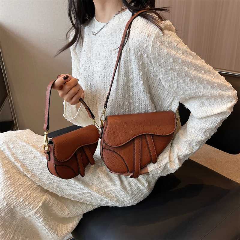 New Solid Design Saddle Bags Versatile Womens Single Shoulder Bag Outdoor Leisure Commuting Trend Womens Handbag Z250812