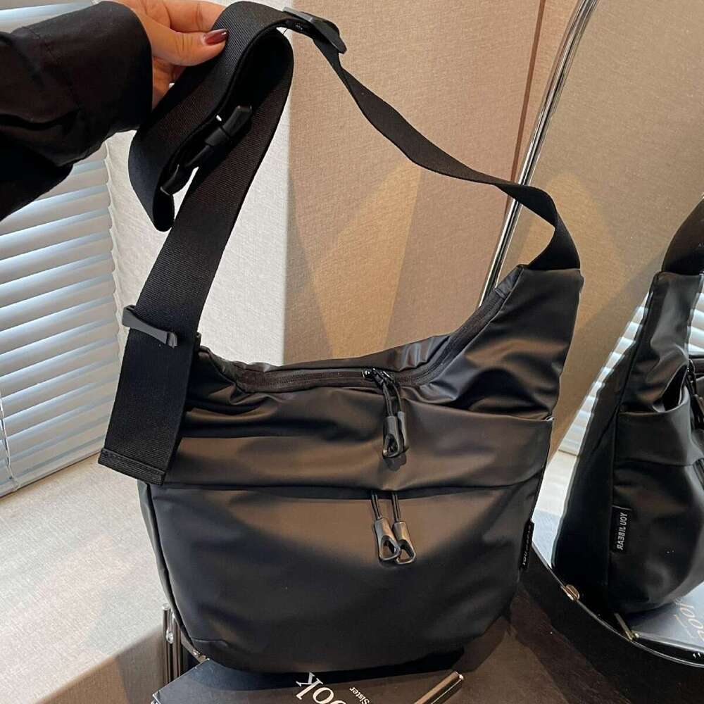 2025 New Casual Personality Simple Lightweight Single Shoulder for Women Versatile Commuting Travel Textured Crossbody Bag