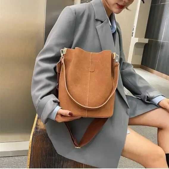 Luxurious Lady's PU Leather Bucket Style Crossbody Shoulder Bag with Roomy Compartment