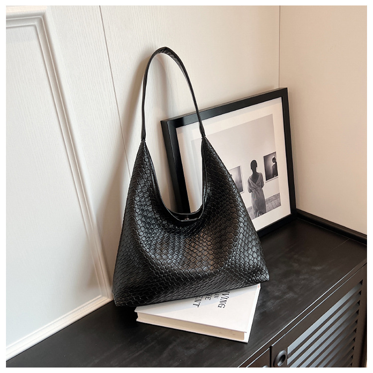 Large-Capacity Fashionable Shoulder Messenger Bag with Simplicity