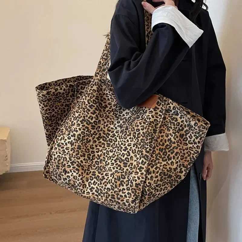 Fashion Large Capacity 2025 Winter New Handbags Leopard Pattern Tote School Work Shopping Bag Canvas Shoulder Bag Z250812