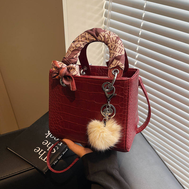 2025 Handheld Princess Diana Bag Fresh Crocodile Pattern Summer New Trendy Fashion Simple Crossbody Bag Small Square Luxury Designer Bag Bag Bag For W