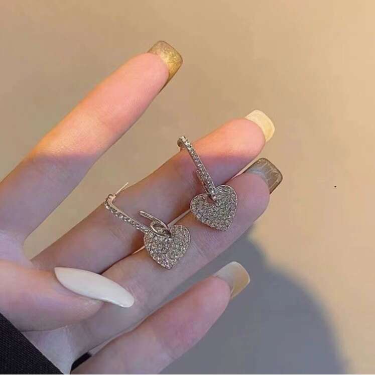 Korean Style Heart 2024 New Trend Niche Design High-end Light for Women Summer Temperament Stud Earrings