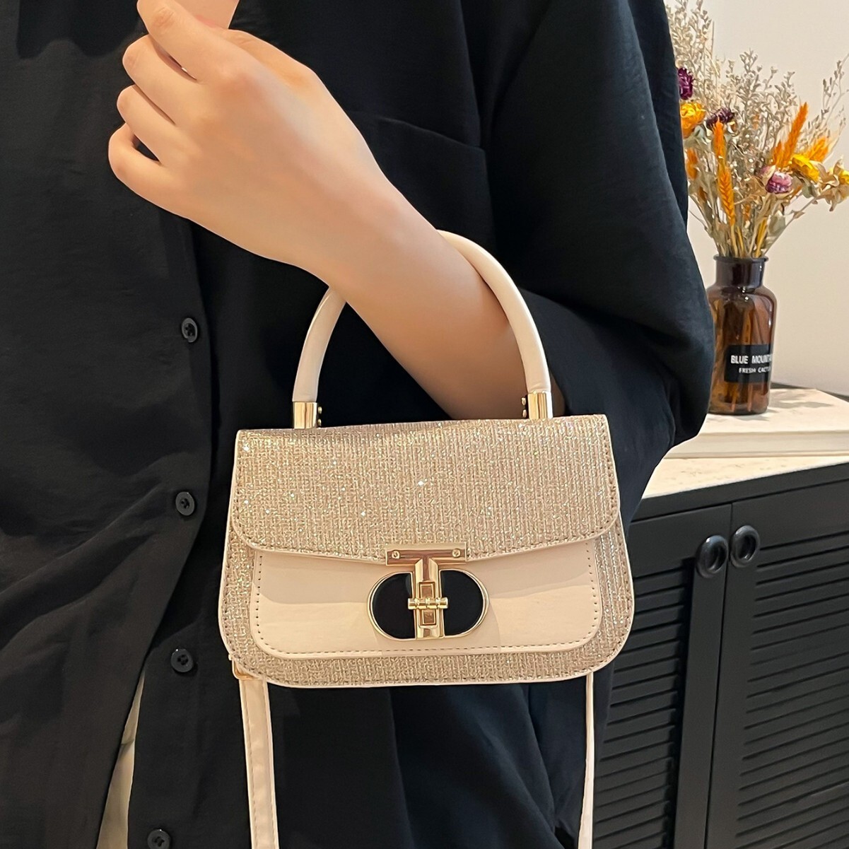 2025 Designer's New Multi functional Retro Shoulder Crossbody Bag for Women's Commuting Handbag Small Square Bag
