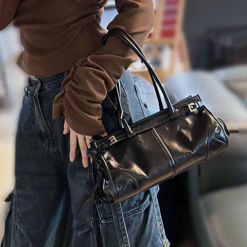 Designer Bag 2025 Luxury Bag New Soft Lux Boston Baguette Bag Retro Motorcycle Style Top Layer Oil Wax Leather Women's Crossbody Shoulder Bag