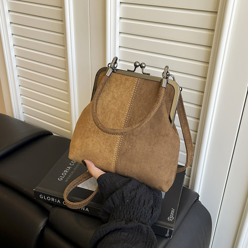 2025 New Women's Handbag High Quality Free Shipping Shoulder Bag Crossbody Bag Clip On Bag High End British Retro Bag Outdoor Vacation Bag Wallet