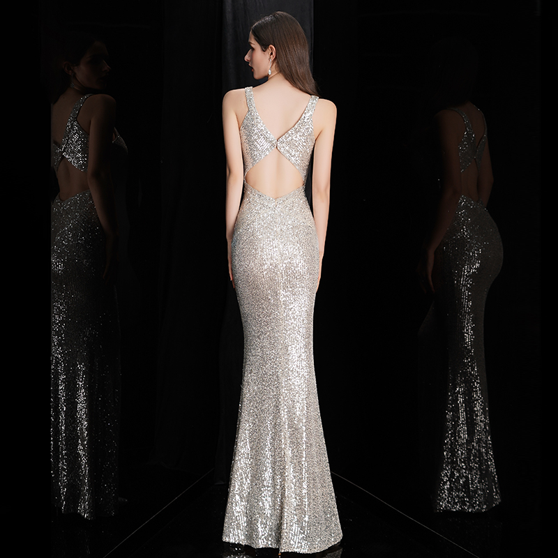 Elegant Evening Gown with Flowing Silhouette - Perfect for Special Occasions