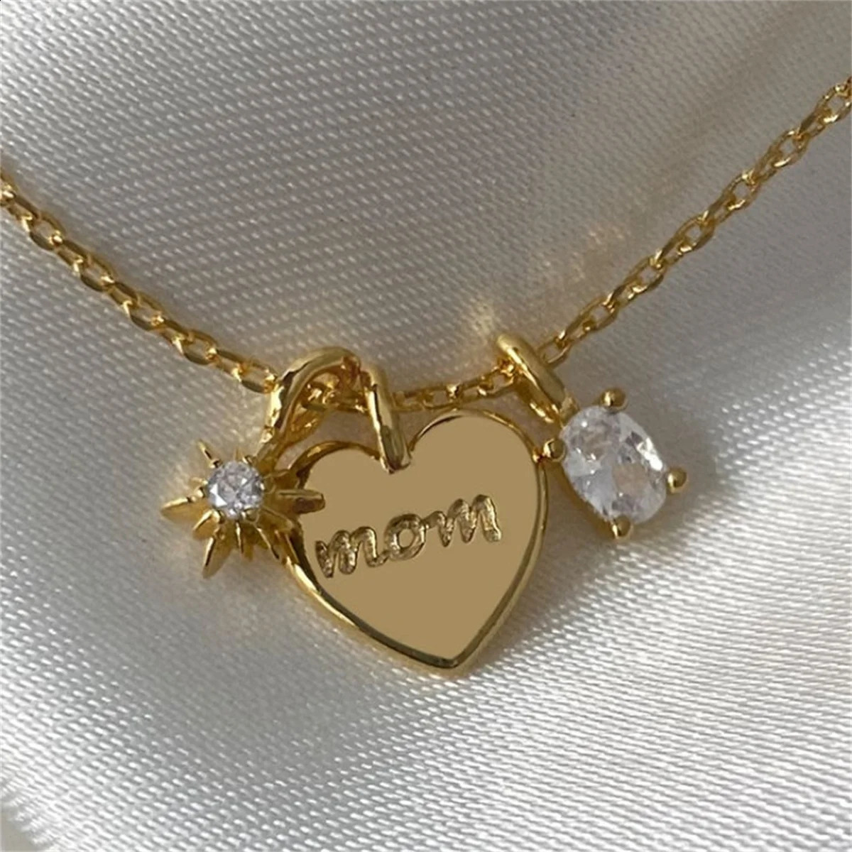 Mothers Day Necklace Ins Wind Letter Mom Zircon Mama Necklace Love Pendant 18K Collar Chain Color Protection 250807