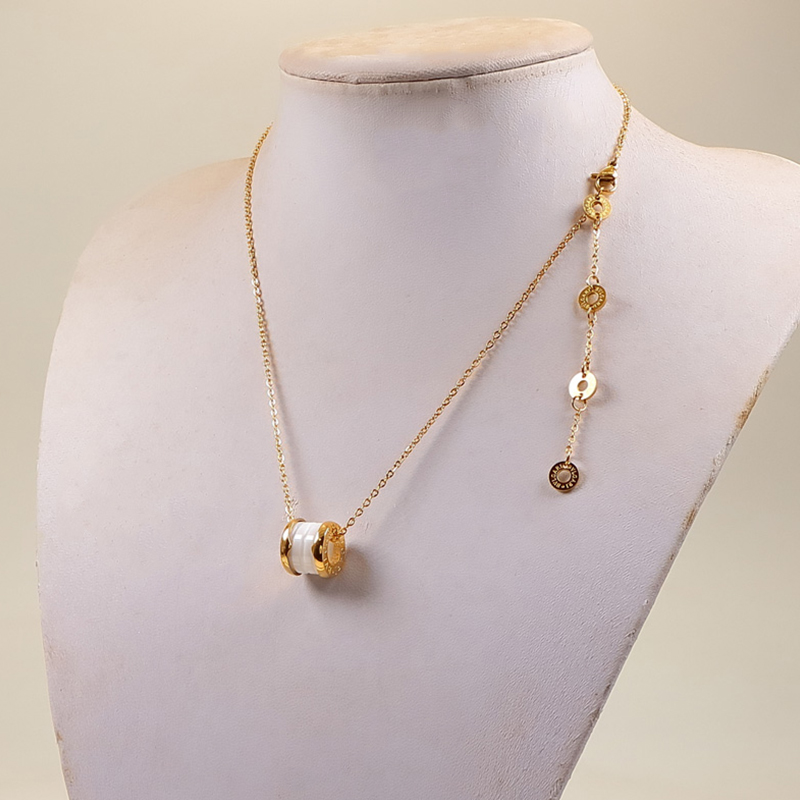 Concepteur de collier pour les femmes Love Metal Chain Thin Letter Pendant Charm Pendre Colliers en acier inoxydable Bijoux de mode avec boîte BX