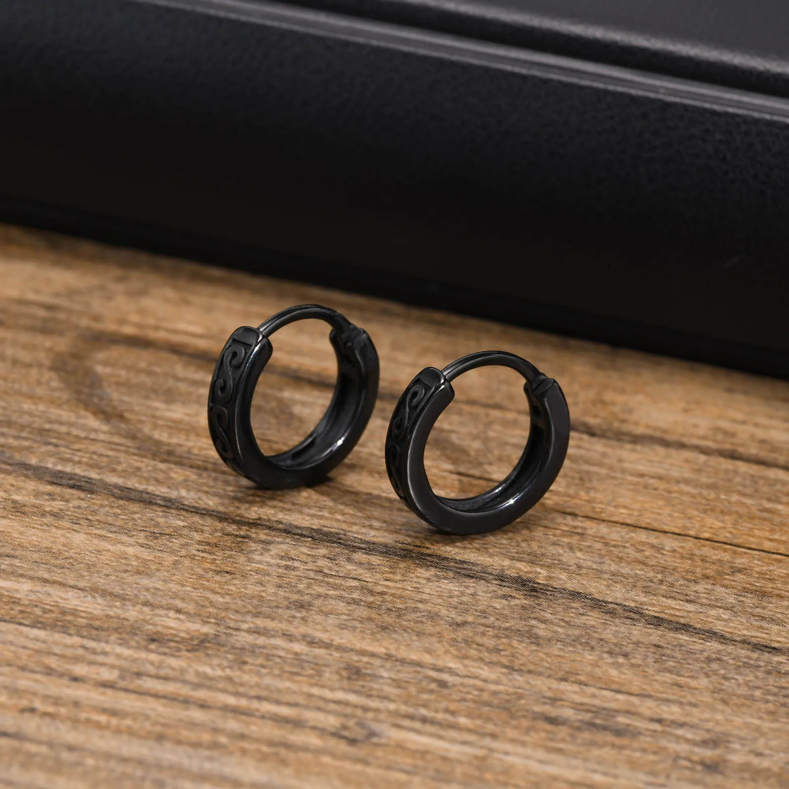 Men Hoop Earrings Gothic Black Infinity S Texture Small Minimalist Stainless Steel Hoops Ear Gifts for Him Jewelry 250812