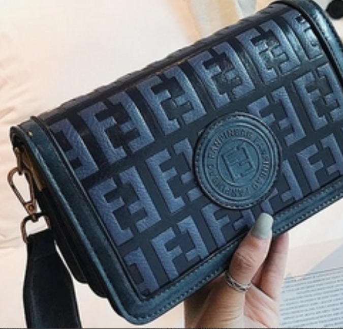 Designer bag fashionable and luxurious tote bag handbag shoulder bag crossbody bag makeup bag classic color matching bag flip cover metal wallet
