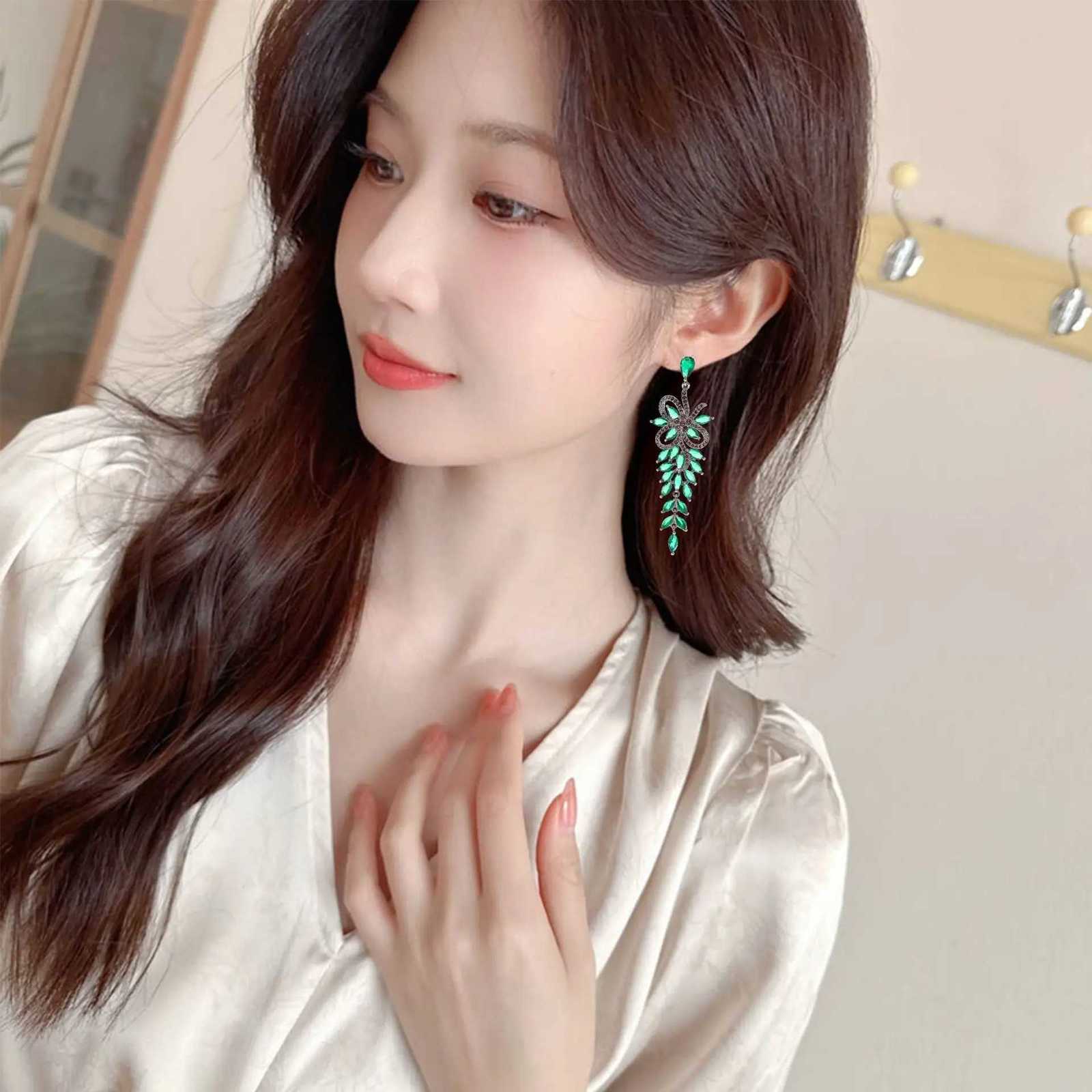 SUYU Womens Light Luxury Design Fashionable Long Pendant Earrings Elegant And Versatile Niche Design Earrings Daily Accessories Y250812