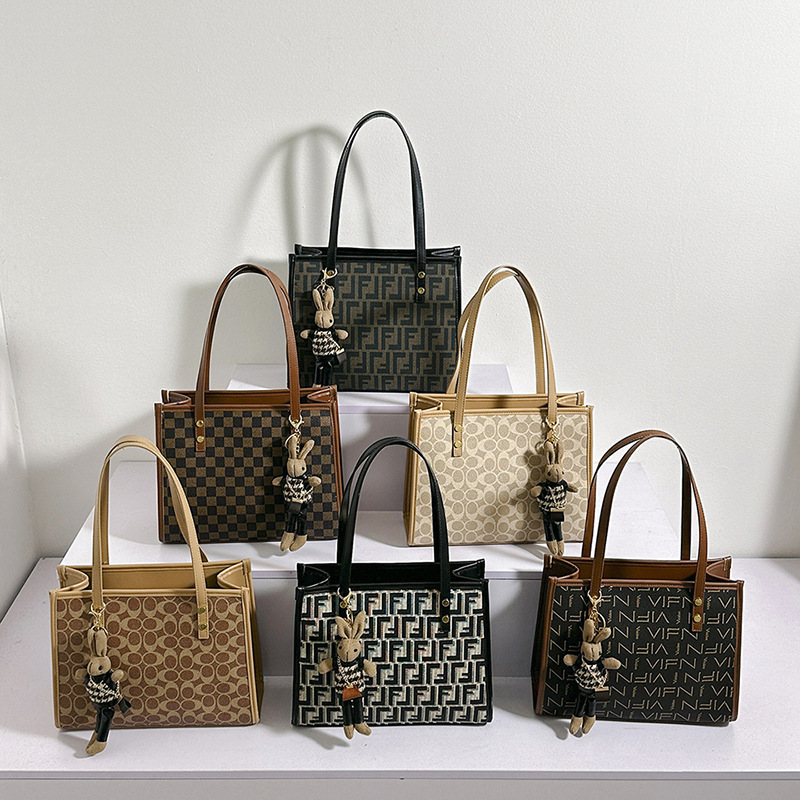 Fashion tote bags for women 2025 new autumn and winter styles simple fashionable and retro letter - printed women's single - shoulder tote bags