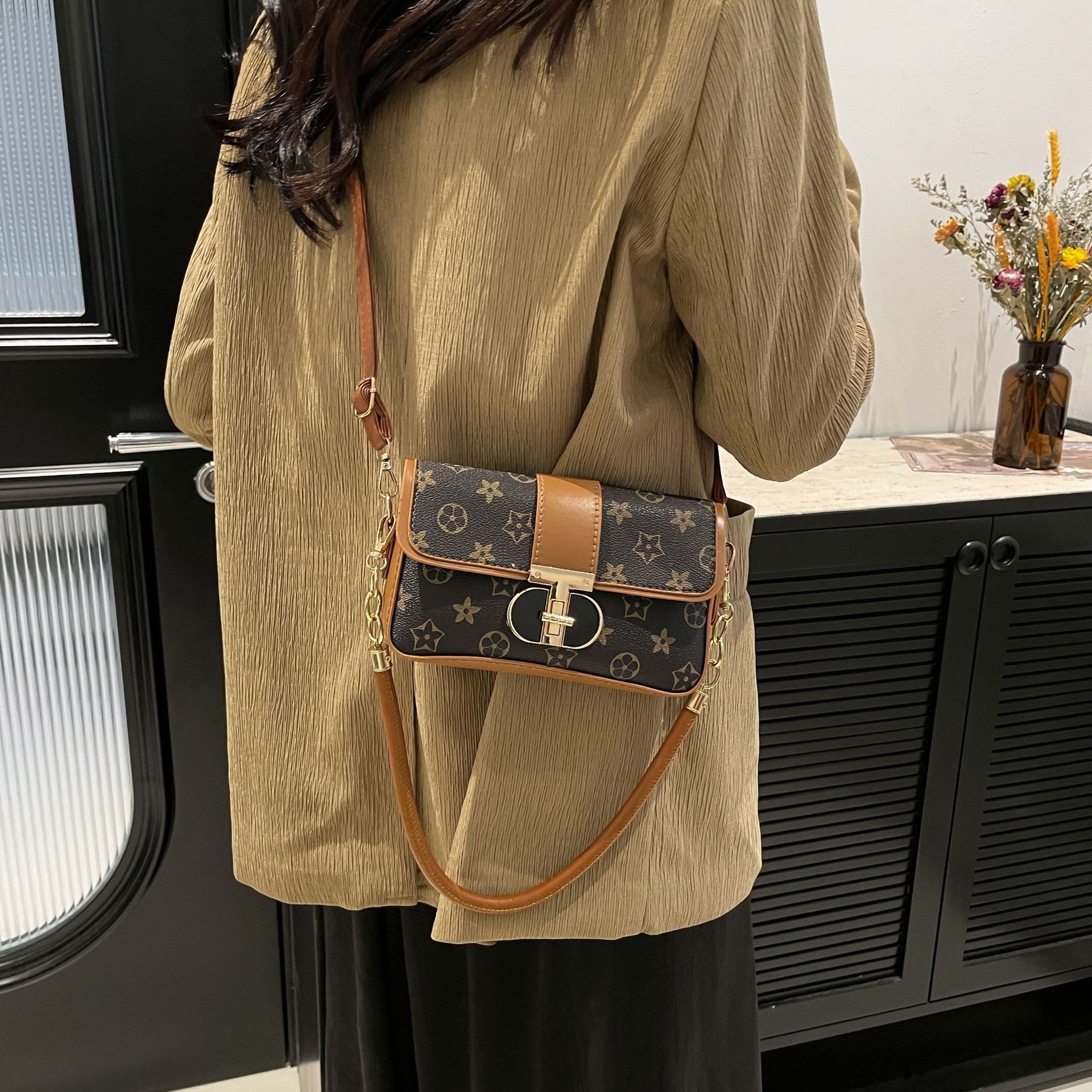 Textured and niche single - shoulder underarm bags for women The trendy new style fashionable solid - color small square bags versatile cross - body b