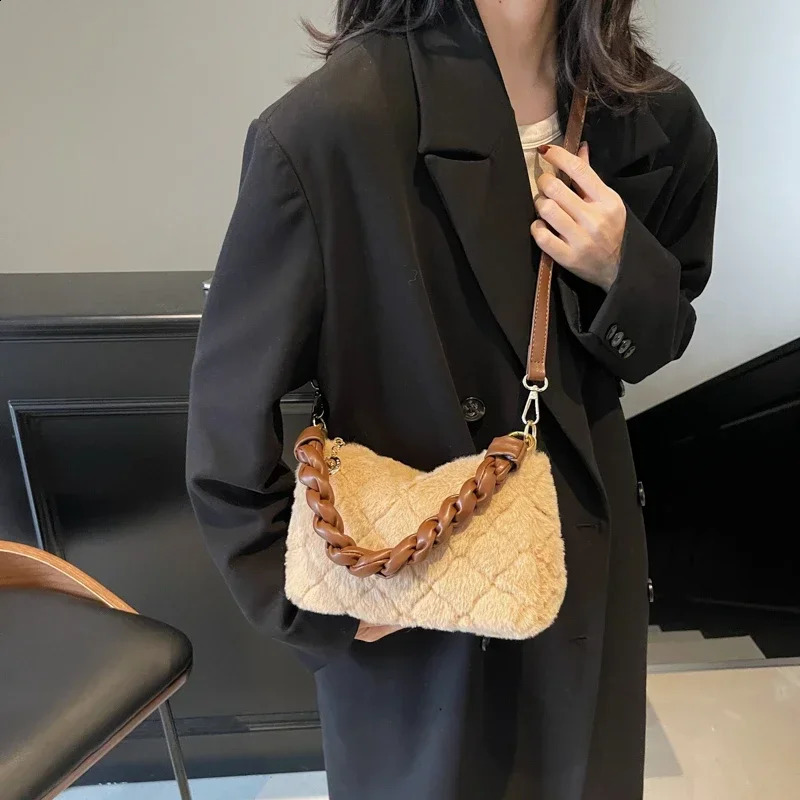 Weave Strap Handle Clutch Bag Winter Plush Womens Handbag Hobo Bag Fashion Shoulder Messenger Bag Lady Handbag 250809