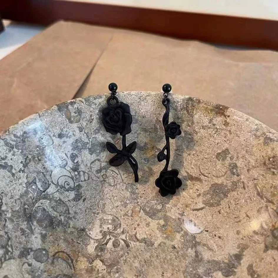 1 Pair Fashion Black Rose Irregular Stud Earrings Women Girl Hip-Hop Asymmetry Dangle Earring Gothic Jewelry Ornament Y250812