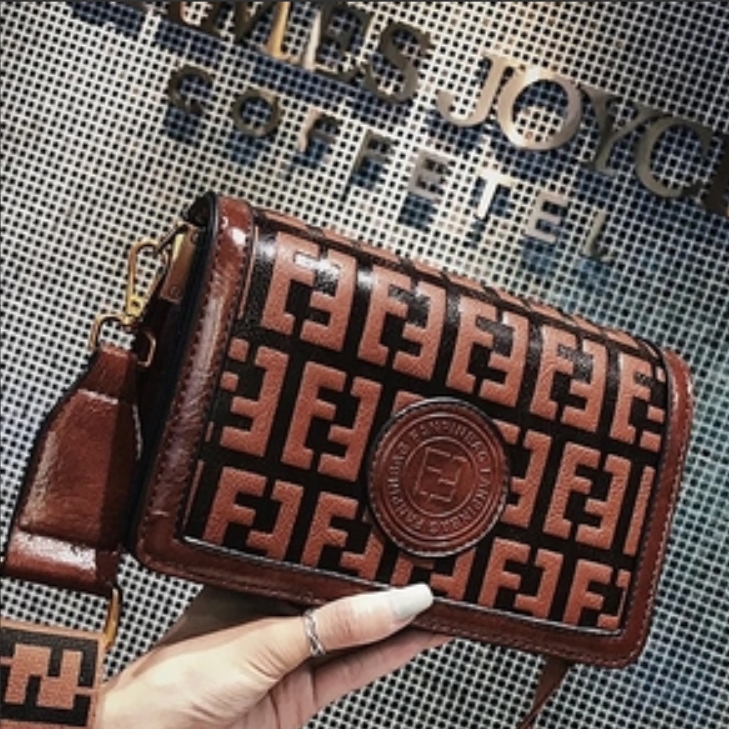 Designer bag fashionable and luxurious tote bag handbag shoulder bag crossbody bag makeup bag classic color matching bag flip cover metal wallet