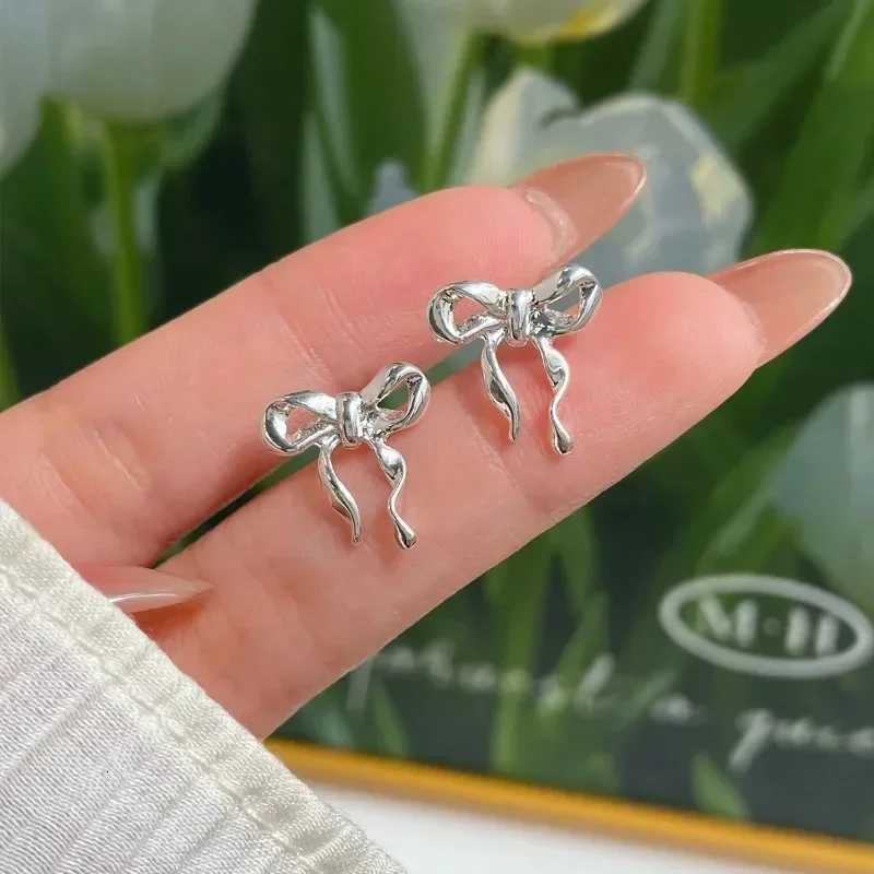 Vintage Metal Bowknot Earrings For Women Sweet Elegant Silver Color Bow Womens Stud Earring Christmas Ear Piercing Jewelry Y250812