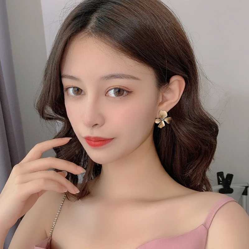 Fashion Matt Metal Flower Stud Earrings Cold Wind Temperament Simple Trendy Statement Earrings for Girls Gift Jewelry Y250812